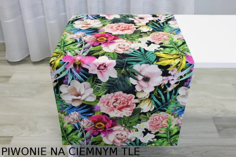 piwonie na ciemnym tle.JPG